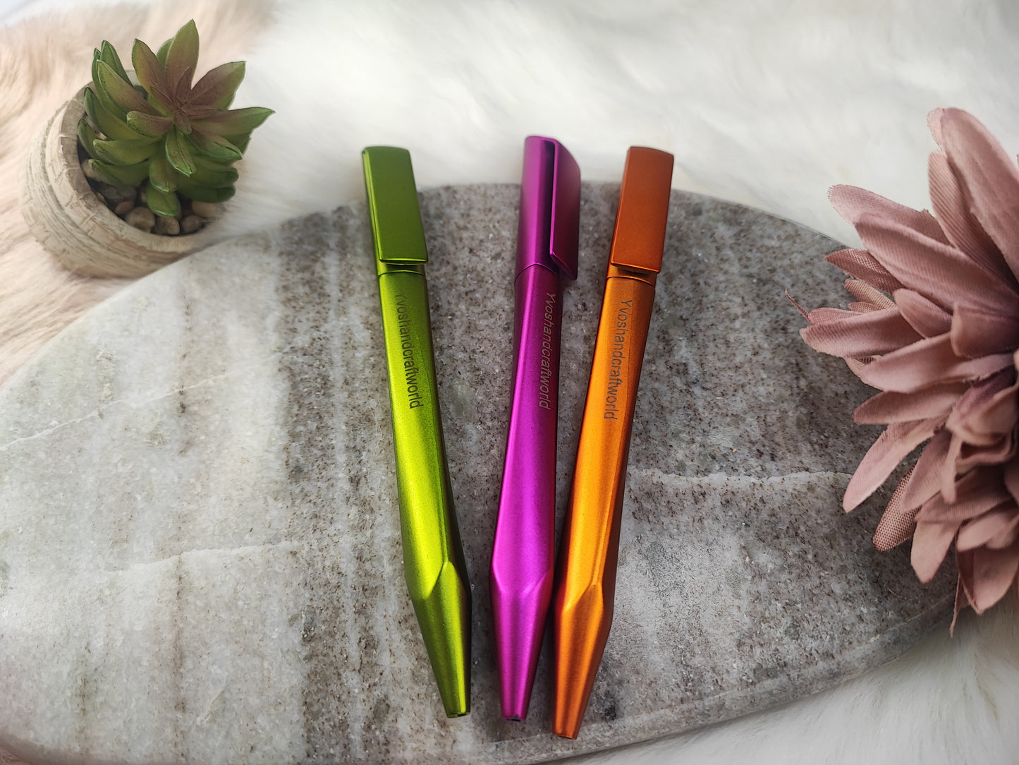 Yvoshandcraftworld Kugelschreiber Dynamic mit schwarzer Spitze und elegantem Design, ideal zum Schreiben und Notieren.