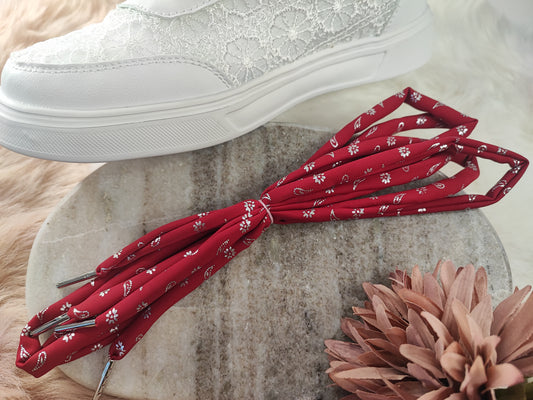 Rote Ruby Whisper Schnürsenkel von Yvoshandcraftworld, detailreiche Textur und glänzendes Finish, für Schuhe und Sneaker.