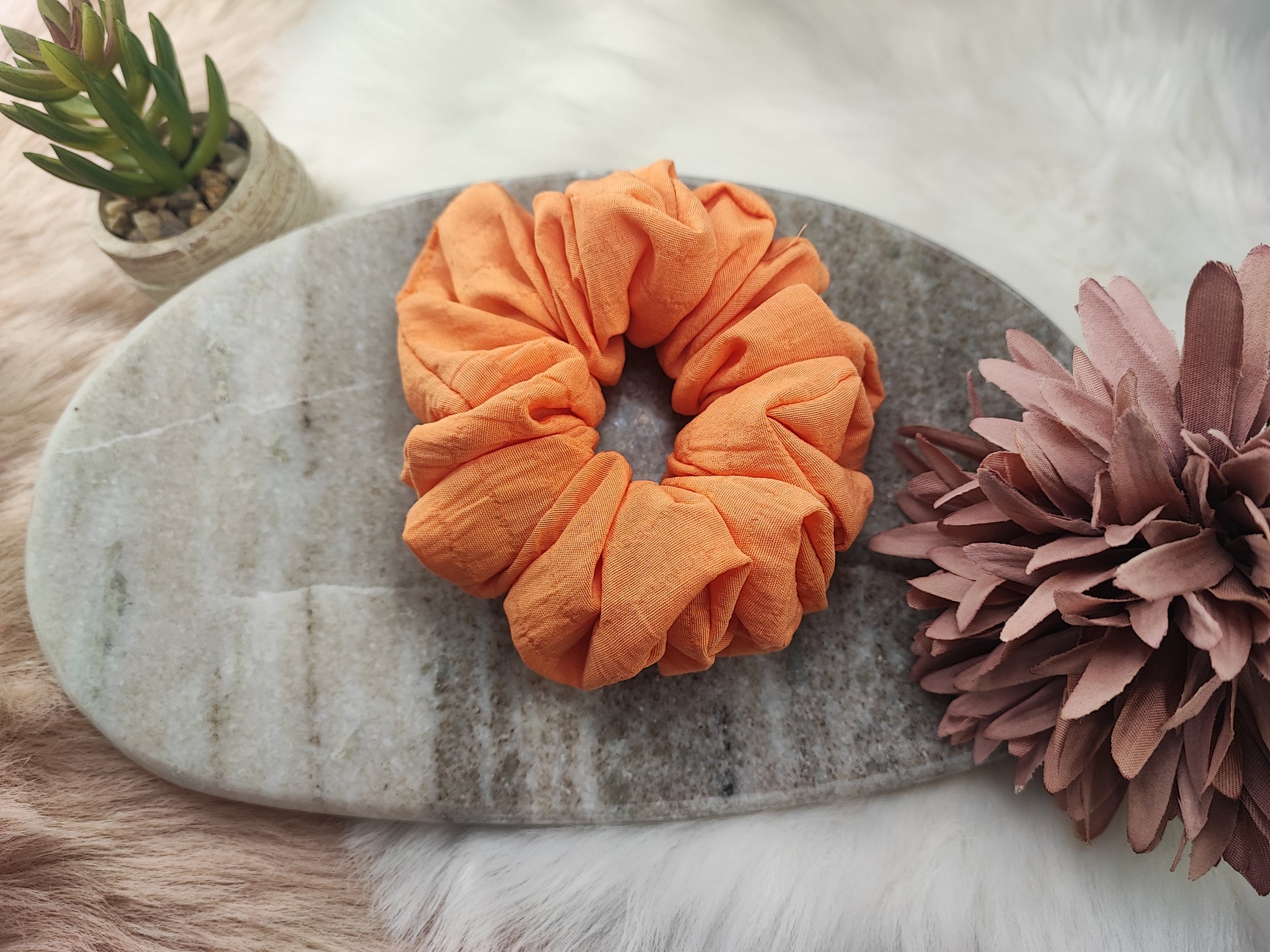 Yvoshandcraftworld Amber Pop Mittel Scrunchie aus elastischem Stoff in warmem Bernstone-Farbton, ideal für Haarstyling.