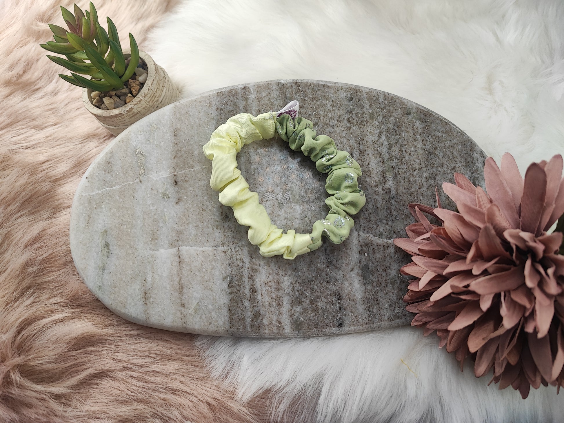 Kleine Scrunchie aus Lime und Salbei von Yvoshandcraftworld, weiches Stoffaccessoire für Haare, detailreiche Textur sichtbar