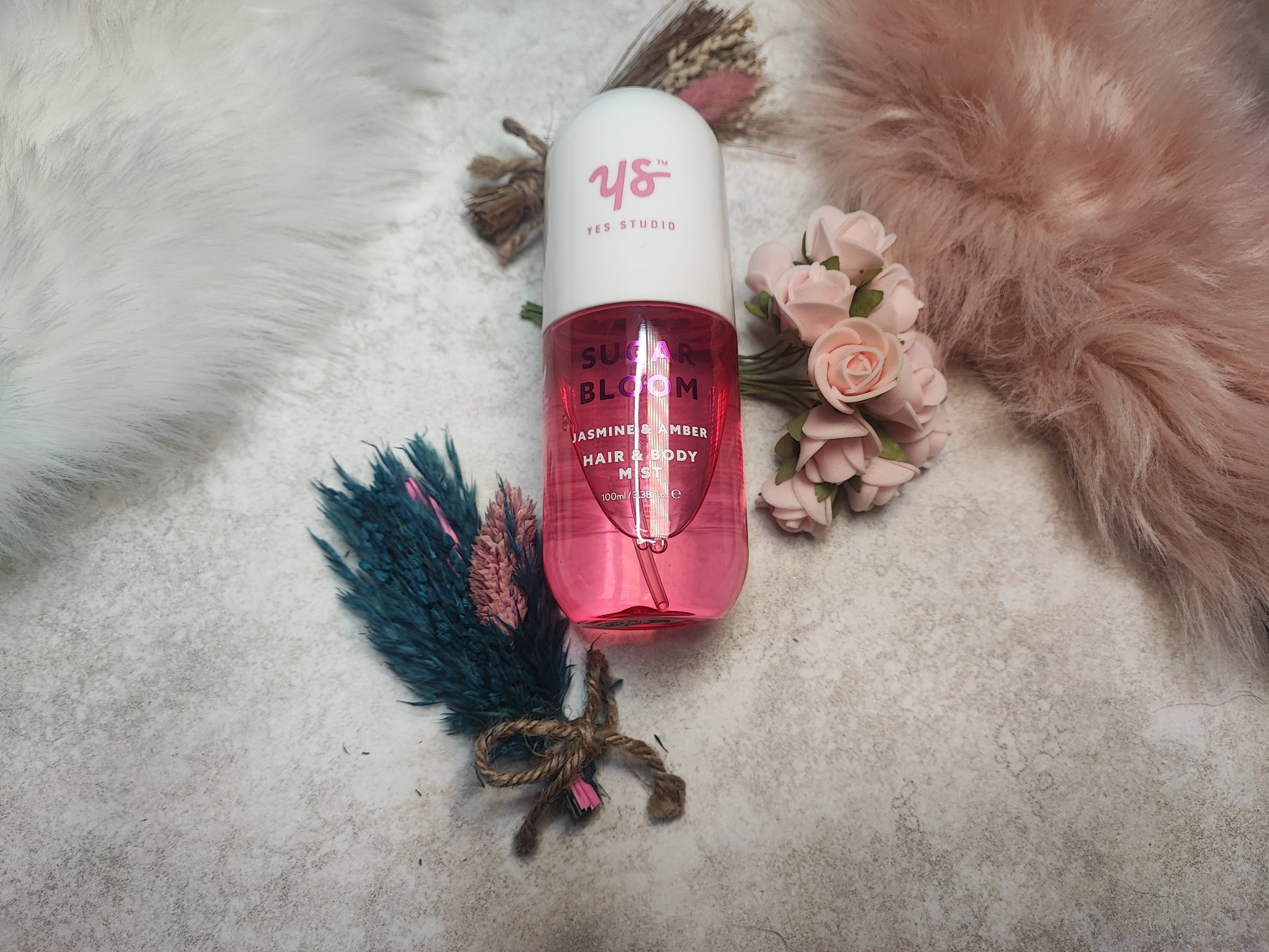 Haar- und Körperspray Cosmic Bloom von Mein Shop, Flasche mit bunten Blumen und blumigem Duft, auf weißem Hintergrund