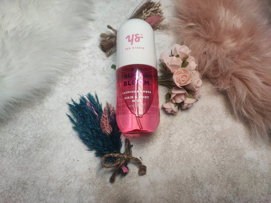 Haar- und Körperspray Cosmic Bloom von Mein Shop, Flasche mit bunten Blumen und blumigem Duft, auf weißem Hintergrund