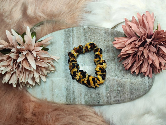Samt-Scrunchie Sunset Leo von Yvoshandcraftworld in kleinen Format mit Leopardenmuster, bequem im Haar zu tragen
