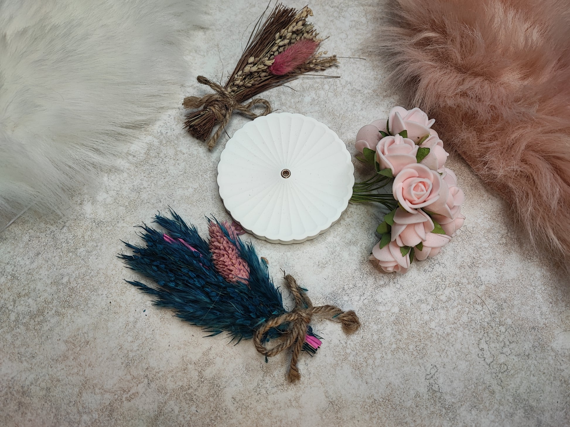 Blüten Räucherstäbchenhalter aus Keramik mit Blumendekor, ideal für Räucherstäbchen und entspannte Atmosphäre.