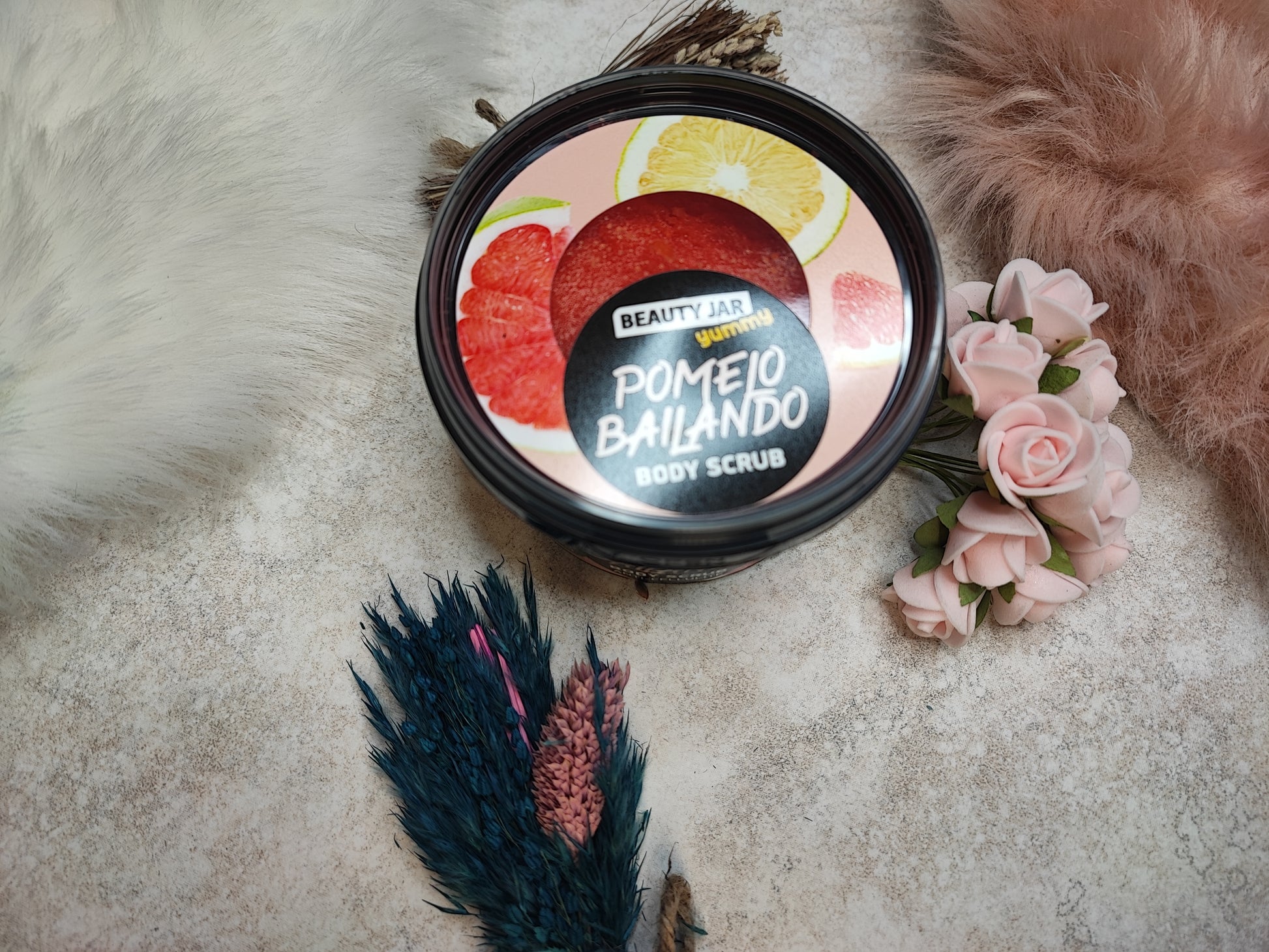 Körperpeeling Pomelo von Bailando, sichtbarer Behälter mit gelb-orangefarbenem Peeling, frischer Zitrusduft, für glatte Haut.