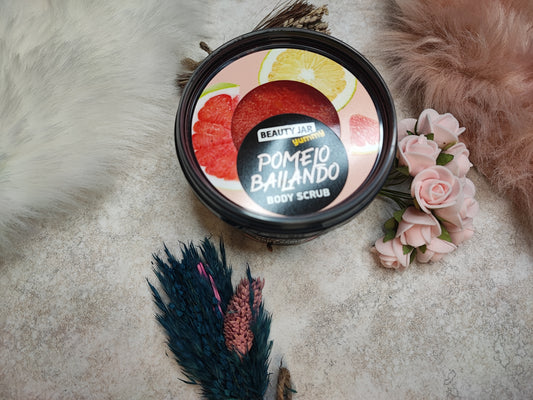 Körperpeeling Pomelo von Bailando, sichtbarer Behälter mit gelb-orangefarbenem Peeling, frischer Zitrusduft, für glatte Haut.