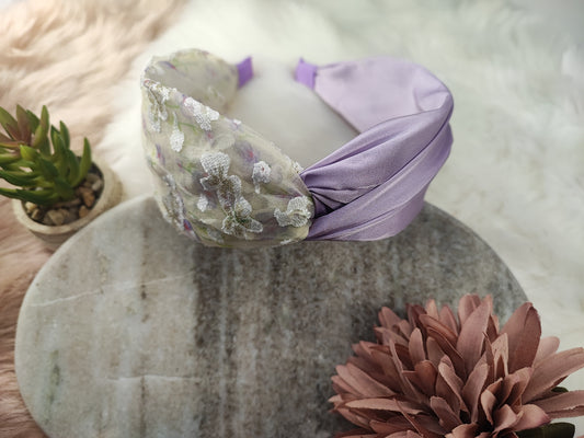 Lavendel- und Spitzen-Haarreifen von Yvoshandcraftworld mit Blumen- und Spitzenmuster, zarter und eleganter Haaraccessoire.
