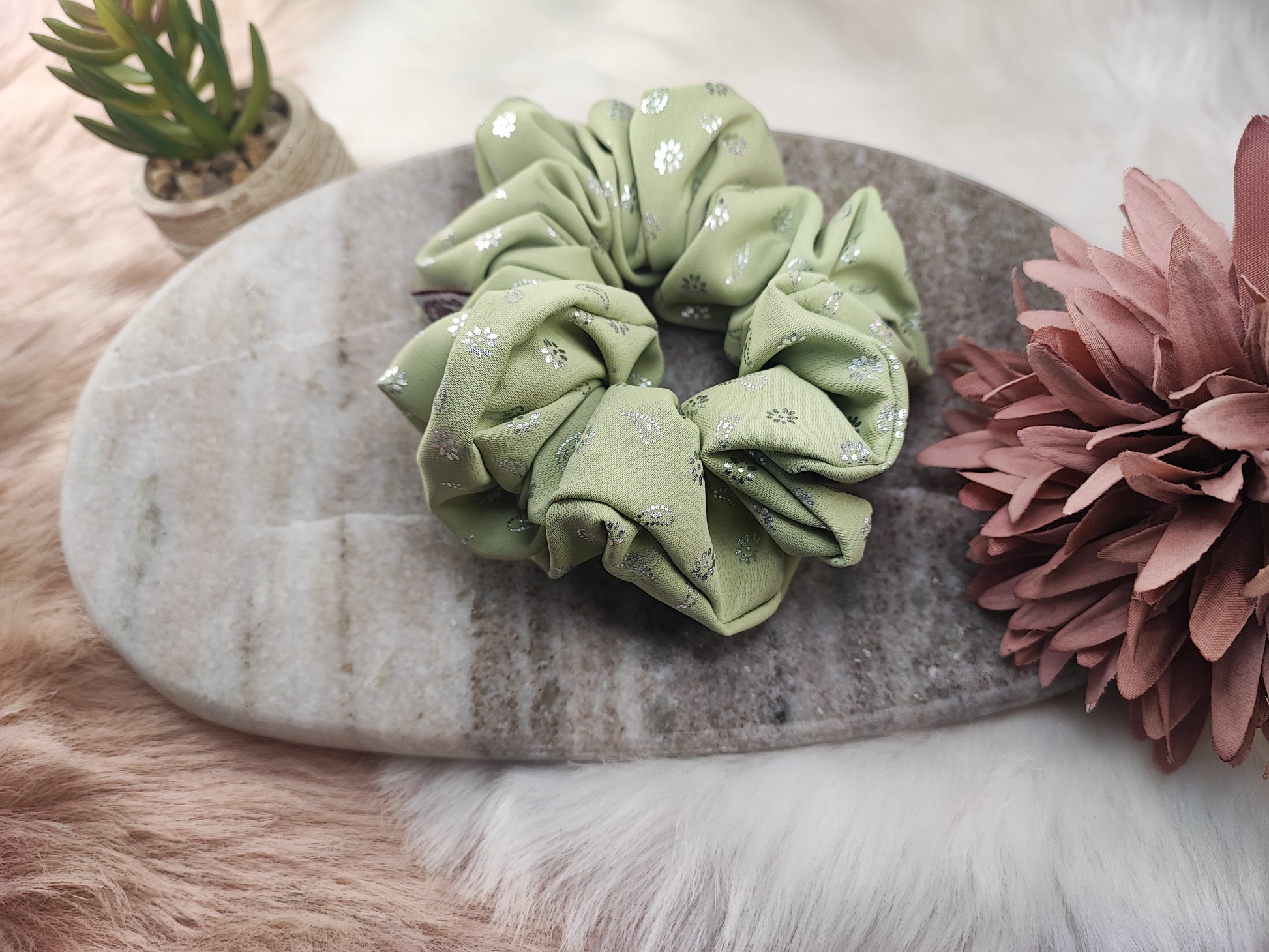 Mittlere Sage Whisper Scrunchie von Yvoshandcraftworld aus weichem Stoff, zum Hochstecken der Haare, in sanften Grüntönen.