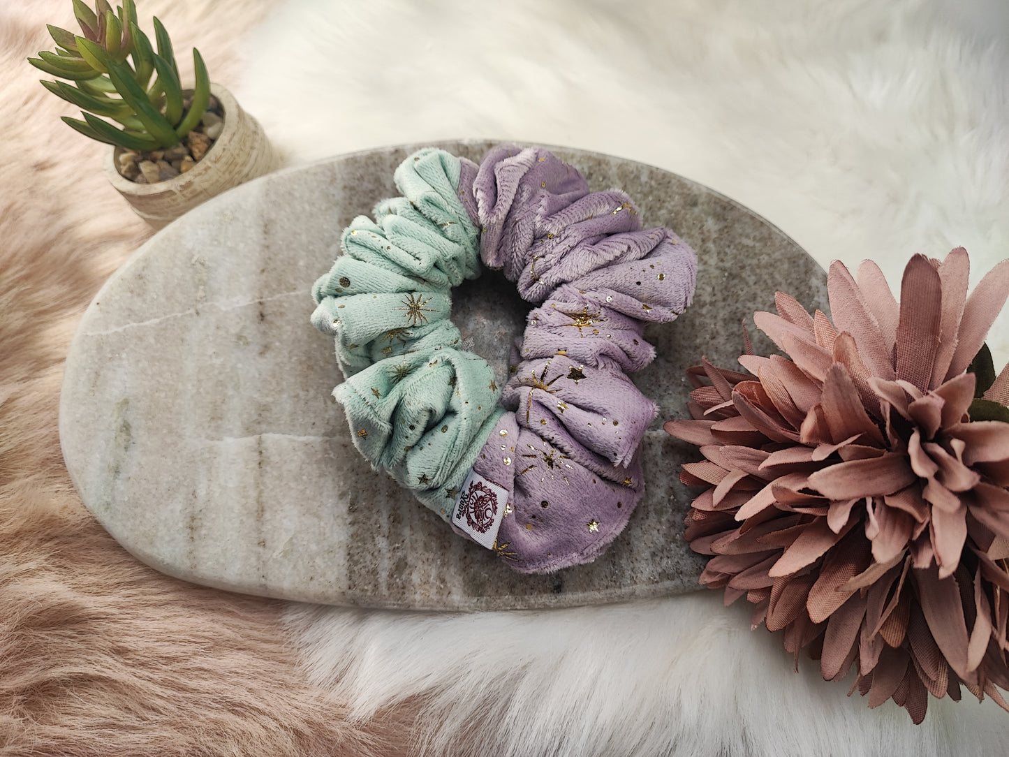 Mystic Duo Velvet Scrunchie von Yvoshandcraftworld, mittlere Größe, weicher Samtstoff, in dunklen Blau- und Lilatönen, für Haare.