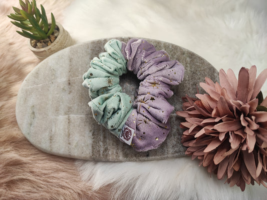 Mystic Duo Velvet Scrunchie von Yvoshandcraftworld, mittlere Größe, weicher Samtstoff, in dunklen Blau- und Lilatönen, für Haare.
