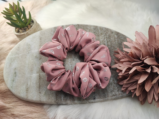 Mittlere Rose Whisper Scrunchie von Yvoshandcraftworld aus weichem Stoff mit Blumenmuster.