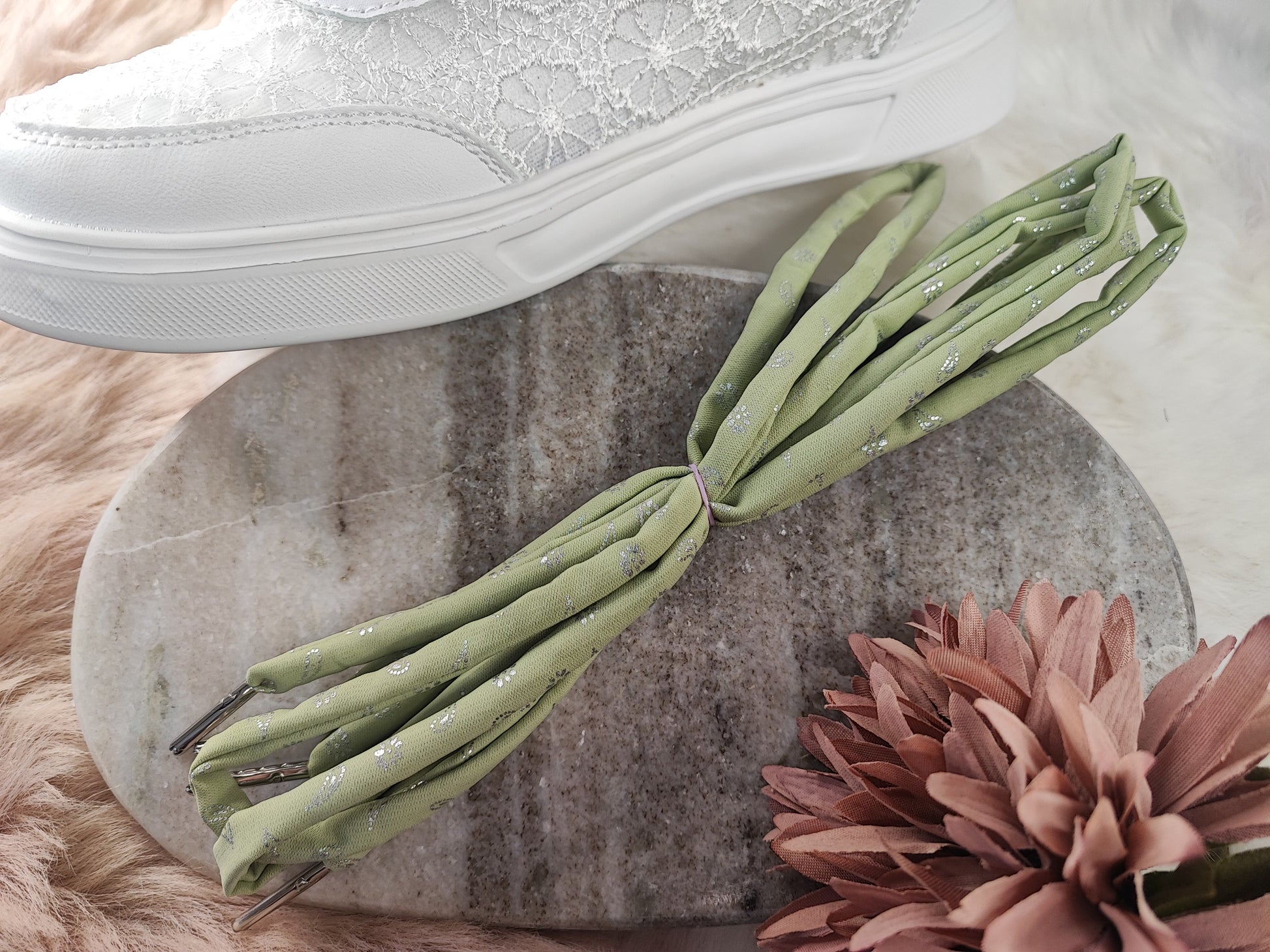 Sage Whisper Schnürsenkel aus Yvoshandcraftworld, langlebige Schuhbänder in Sage-Grau, ideal für sportliche und elegante Schuhe